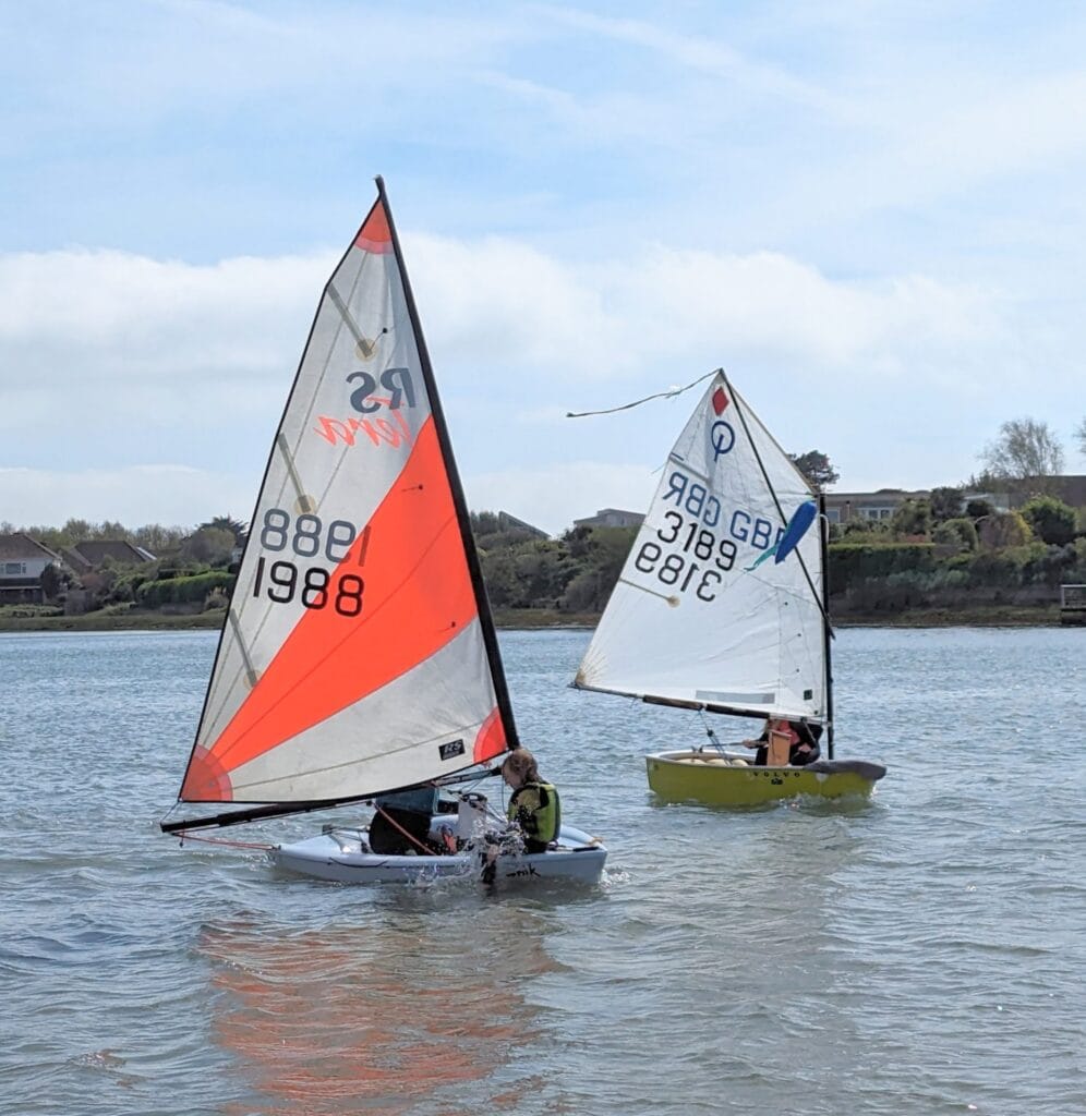 Amusement en sports nautiques pour enfants en dériveur