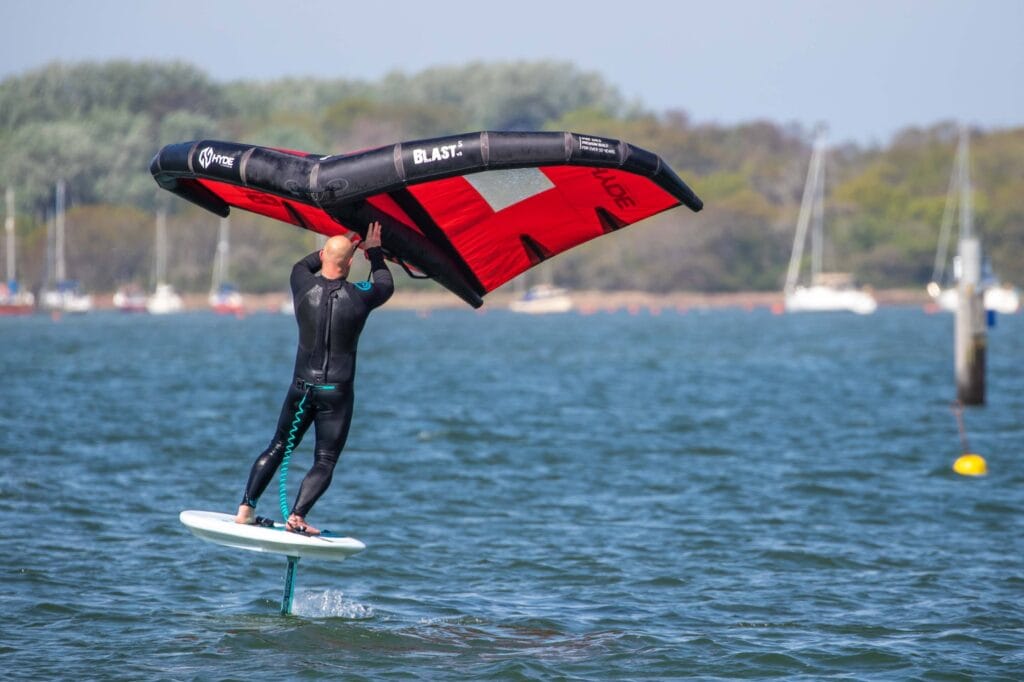 Wing foil sous le soleil sur eau plate