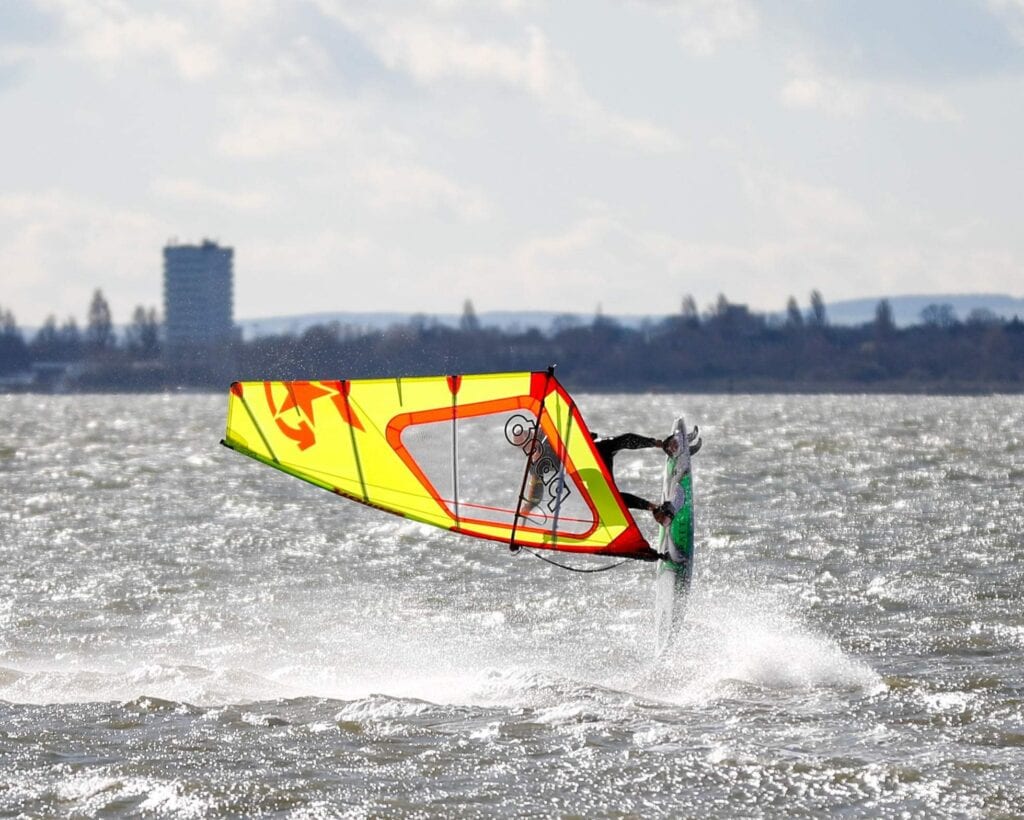 Planche à voile 101 - un guide approximatif de l'incroyable expérience de naviguer avec des voiles.